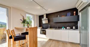 Kuchyňa alebo kuchynka v ubytovaní Apartmány Tadeáš