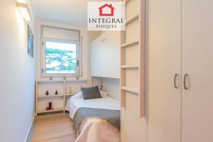 A bed or beds in a room at Palamós BeachFront Apartment