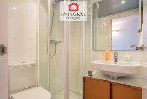 A bathroom at Palamós BeachFront Apartment
