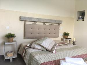 Schlafzimmer mit einem Bett mit Kopfteil in der Unterkunft Kasteli Suite in Poros