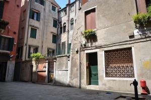 eine leere Gasse mit Gebäuden und Parkuhren in der Unterkunft Carlo's Studio by Venicevillas in Venedig