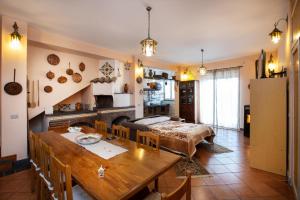 een keuken en eetkamer met een tafel en een bed bij Baite Etna Bottino in Milo