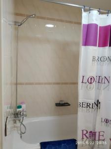 een douche met een douchegordijn in de badkamer bij PEP'S Family House in Empuriabrava