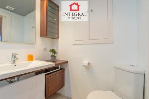 A bathroom at Palamós BeachFront Apartment