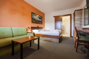 Rúm í herbergi á Hotel Vinař - Bed & Breakfast