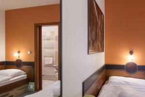 Rúm í herbergi á Hotel Vinař - Bed & Breakfast