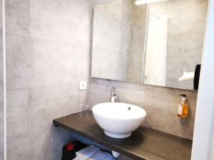 Ванна кімната в Hôtel Le Boeuf Couronné Chartres - Logis Hotels