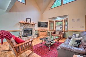 ein Wohnzimmer mit Couch und Kamin in der Unterkunft Resort Innsbruck Cabin with a Hot Tub and Deck! in Helen