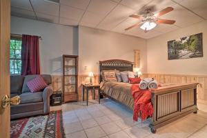 ein Schlafzimmer mit einem Bett, einem Sofa und einem Ventilator in der Unterkunft Resort Innsbruck Cabin with a Hot Tub and Deck! in Helen + 31 Fotos