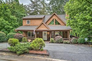 ein Holzhaus mit einer Veranda und einer Auffahrt in der Unterkunft Resort Innsbruck Cabin with a Hot Tub and Deck! in Helen