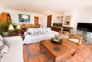 sala de estar con sofá y mesa en Villa Samar Altea Grupo Terra de Mar, alojamientos con encanto, en Altea
