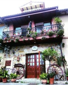 un edificio con un balcón con plantas. en Posada de Seña, en Seña