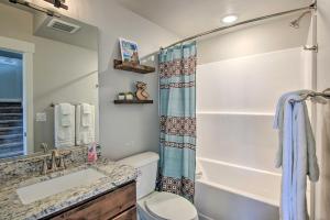 ein Badezimmer mit Waschbecken, Toilette und Dusche in der Unterkunft Lake-View Escape with Private Beach Resort Access! in Garden City + 20 Fotos