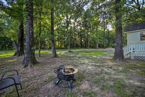 Zahrada ubytování Peaceful Broken Bow Cottage with Fire Pit!