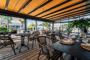 A restaurant or other place to eat at Hôtel du Midi Plage