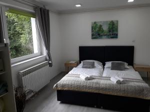 Un pat sau paturi într-o cameră la Private Home Rifat