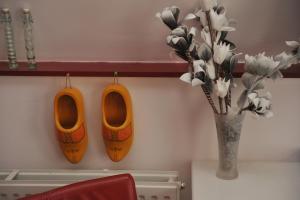 エンクホイゼンにあるKarnemelkhuysの花瓶の横に吊るした靴2足
