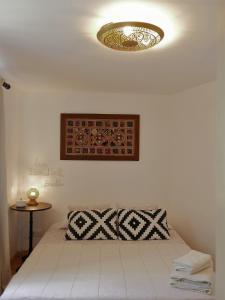 a bedroom with a bed with a ceiling at Amplio y con encanto en el centro histórico in Tarifa