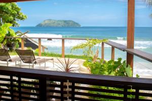 uma varanda com vista para a praia em Juquehy La Plage Hotel em Juqueí