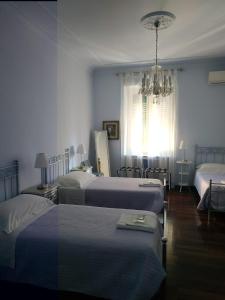 Postel nebo postele na pokoji v ubytování Around The Corner Colosseo B&B