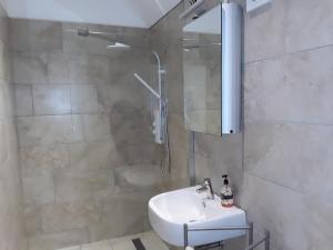 ein Badezimmer mit Waschbecken und Dusche in der Unterkunft Lady lane stables in Denby + 19 Fotos