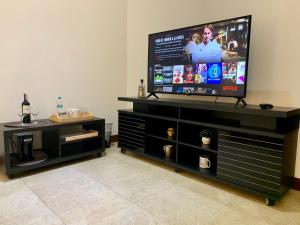 TV a/nebo společenská místnost v ubytování Casa Las Peñas Siglo XXI B&B