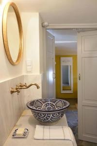 baño con lavabo y espejo en The Dutch Suite, romantic boutique guesthouse, en Porto Heli
