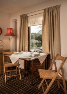 A restaurant or other place to eat at Tweed Cottage 