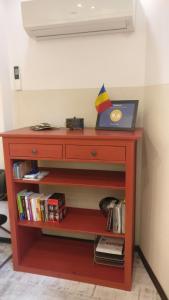 コンスタンツァにあるStudio Maryの赤い机と本棚