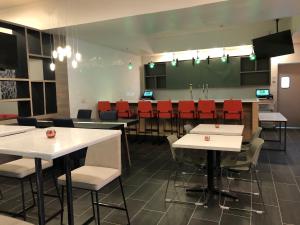 Holiday Inn & Suites Bothell an IHG Hotel電視和／或娛樂中心