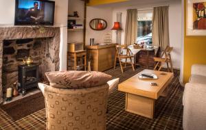 A restaurant or other place to eat at Tweed Cottage 