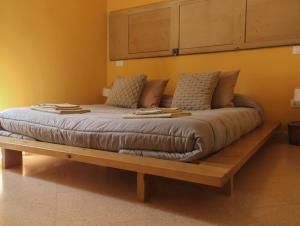 uma cama numa plataforma de madeira num quarto em 4 Balconi rooms-Boutique B&B em Lecce
