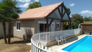una pequeña casa con piscina al lado de una casa en LE CHALET DE LYLOU, en Montady 4 fotos más