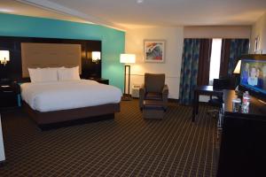 Clarion Hotel Rock Springs-Green River في روك سبرينغز: غرفة فندقية بسرير وتلفزيون بشاشة مسطحة