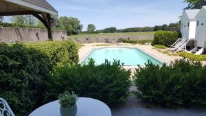 Bazén v ubytování Casa-Cosi, tourist & business suites & flats with reserved parking and private terraces in shared garden with seasonal pool included, private sauna available nebo v jeho okolí