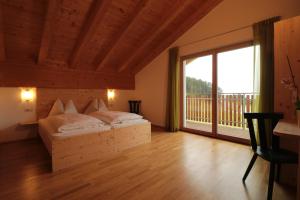ロデンゴにあるPension Steigerhofのベッドルーム1室(ベッド1台、大きな窓付)