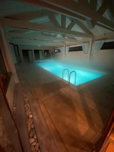 una piscina con luces azules en un edificio en Usadba Demidova, en Listvyanka