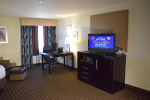Zimmer mit einem Flachbild-TV und einem Schreibtisch in der Unterkunft Clarion Hotel Rock Springs-Green River in Rock Springs