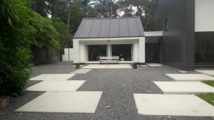a building with a bench in the middle of a courtyard at GOLF APARTMENT in Schilde