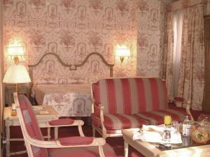 una camera con letto, divano e tavolo di Hotel Ébora by Vivere Stays a Talavera de la Reina