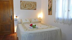 a bedroom with a bed with flowers on it at Alojamiento Rural Tetuán in Árchez