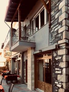 un edificio con balcone e patio con tavoli di Central Apartment a Agios Nikolaos