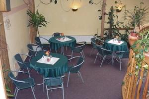 Un restaurante u otro lugar para comer en Hotel CB Royal