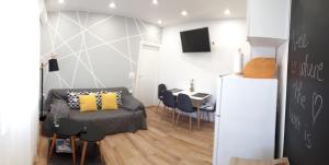 un soggiorno con un letto, un tavolo e delle sedie di Lili Apartment in Zadar pet friendly, free parking a Zara (Zadar)