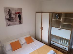 Tempat tidur dalam kamar di Petra Apartment
