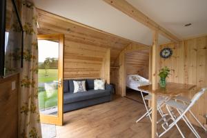 Zona d'estar a Orchard Glamping