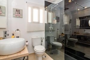 ベヘール・デ・ラ・フロンテーラにあるCasa El Atelierのバスルーム(洗面台、トイレ、シャワー付)