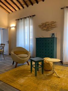 ein Wohnzimmer mit einem Stuhl und einem Tisch in der Unterkunft Agriturismo Galenzana in Marina di Campo