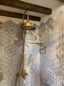 lámpara de pie en una habitación con pared de baldosa en Agriturismo Galenzana, en Marina di Campo