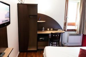 TV in/ali zabaviščno središče v nastanitvi Hôtel Bagatelle Paris Nord Roissy CDG